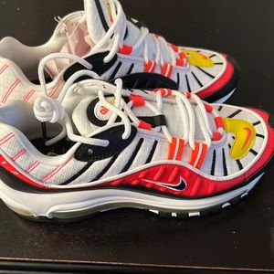 Girls Nike air max in excellent condition. Never been worn but no box